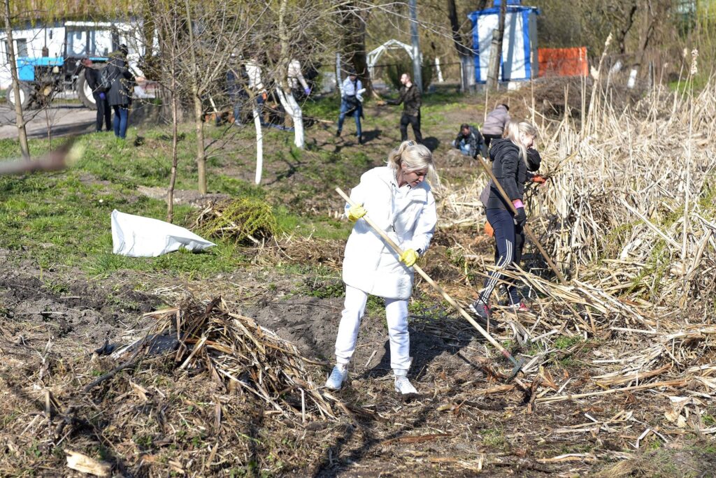 Рівненські чиновники підуть мести вулиці 0000