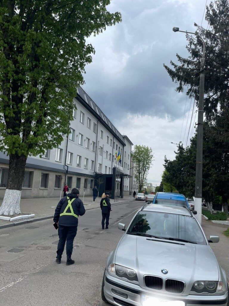 1 Муніципальна варта Рівного взялася за паркувальників біля управління поліції