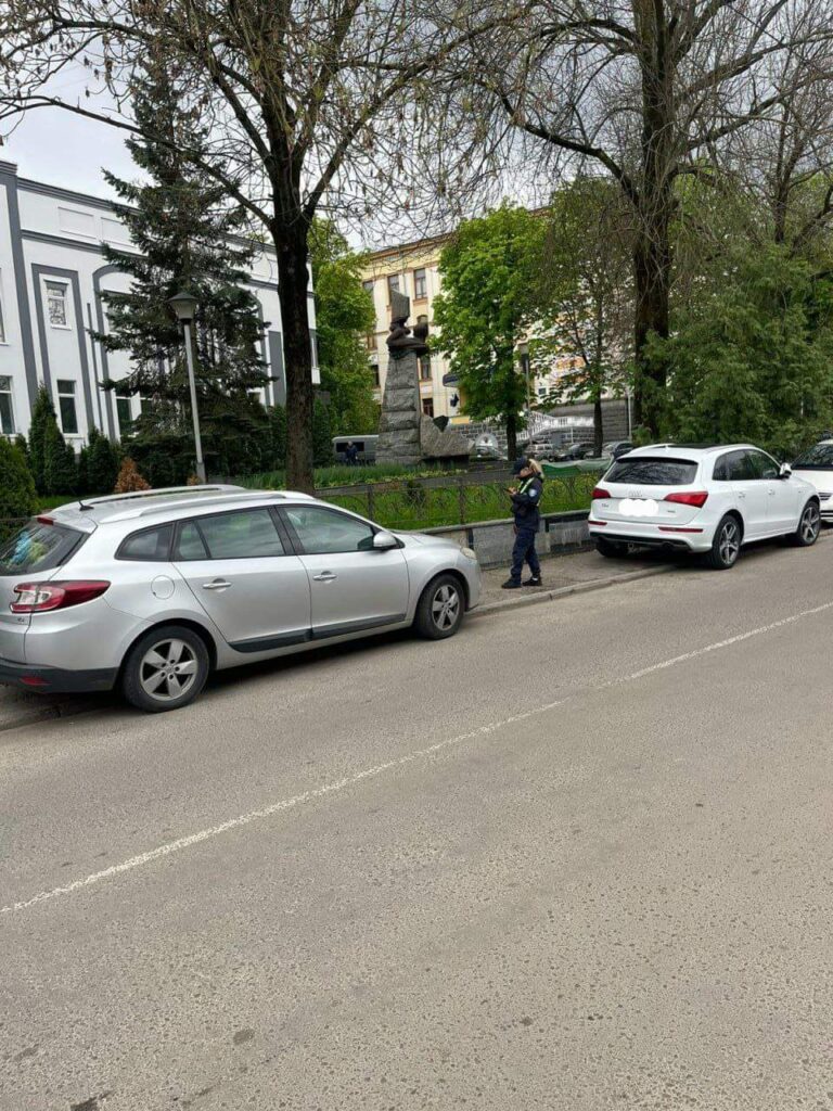 1 Муніципальна варта Рівного взялася за паркувальників біля управління поліції