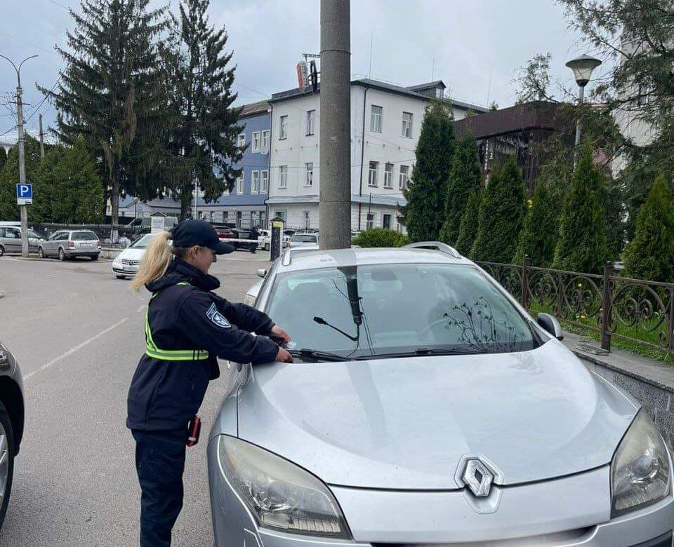 Муніципальна варта Рівного взялася за паркувальників біля управління поліції