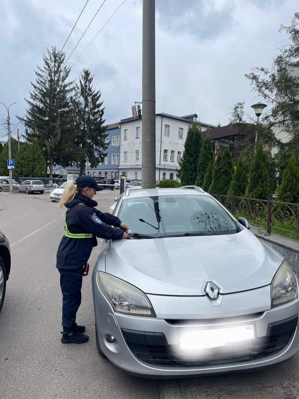 Муніципальна варта Рівного взялася за паркувальників біля управління поліції 0000