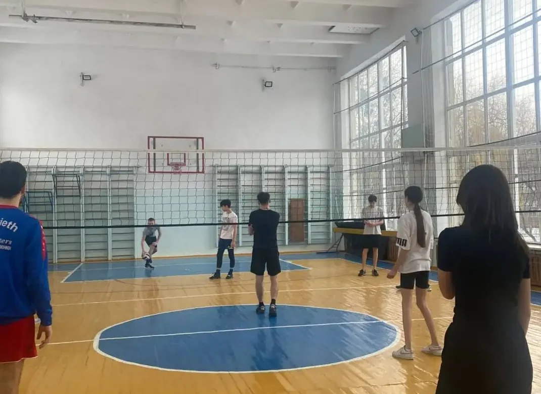 У Рівному новий скандал із учителем фізкультури: його підозрюють у домаганнях до школярок (ФОТО, ВІДЕО)
