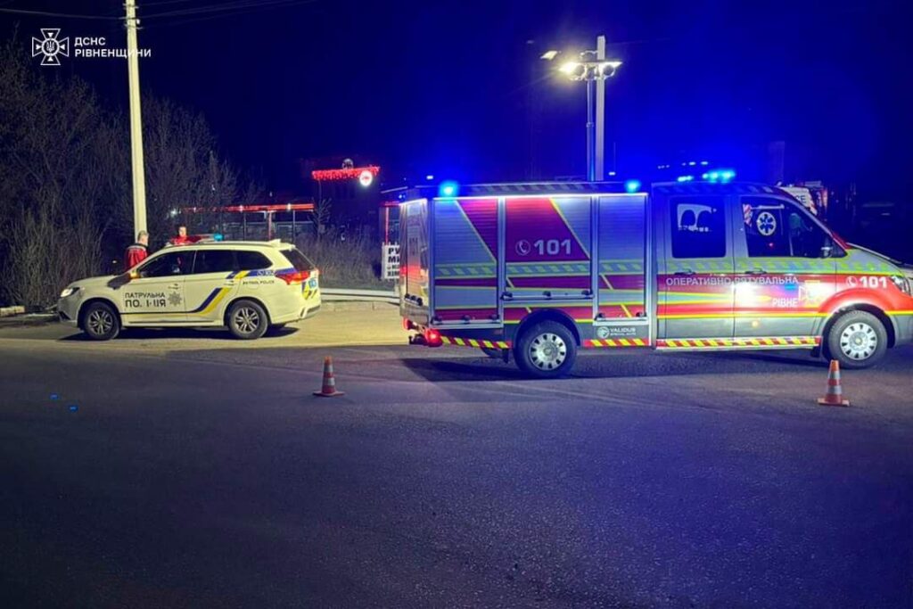 1 Рівнянин протаранив відбійник і влетів у канаву (ФОТО)