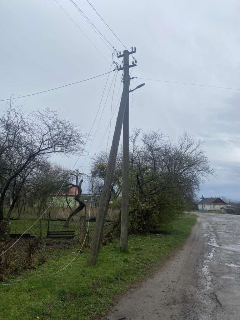 1 Буревій залишив без електрики більше тисячі жителів Рівненщини (ФОТО)