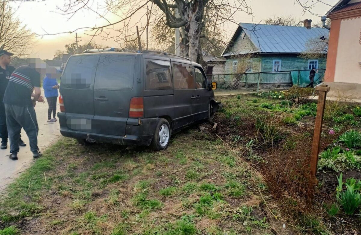 На Рівненщині помер другий із подружжя, яких збив бус на лавці біля дому