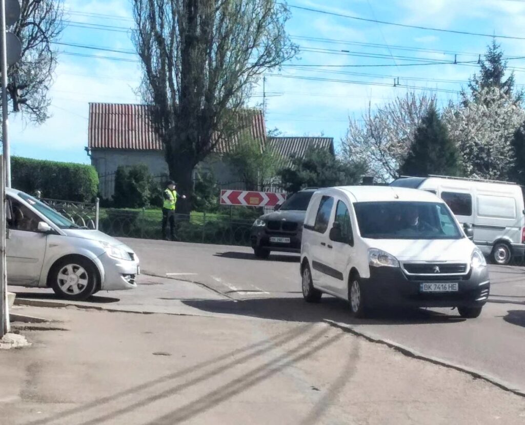 1 У Рівному посилено патрулюють та перекривають вулиці