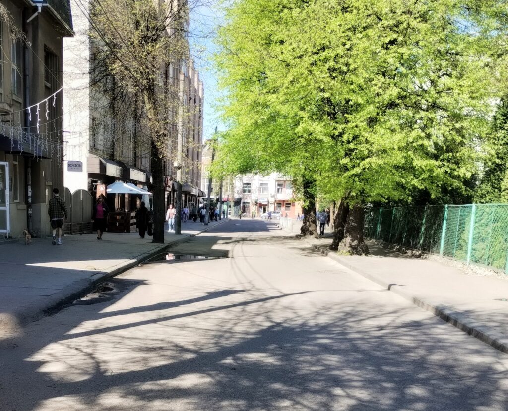 1 У Рівному посилено патрулюють та перекривають вулиці
