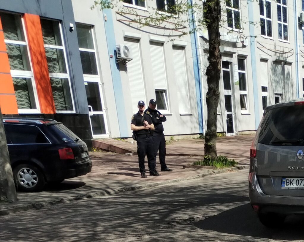 1 У Рівному посилено патрулюють та перекривають вулиці