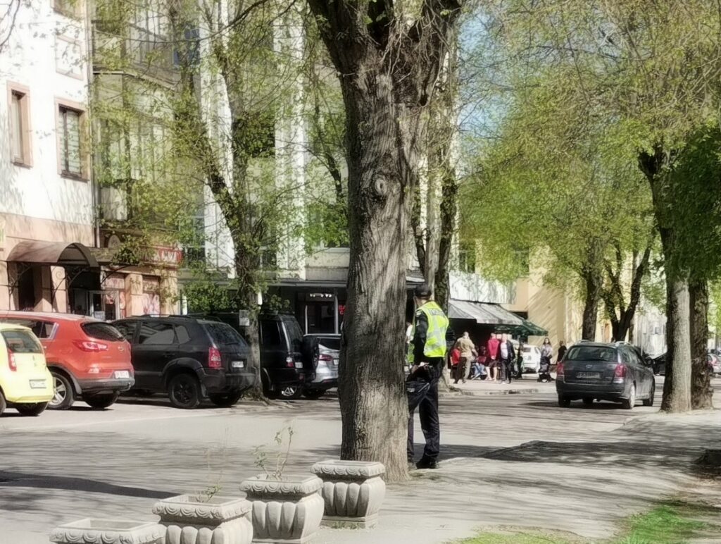 1 У Рівному посилено патрулюють та перекривають вулиці