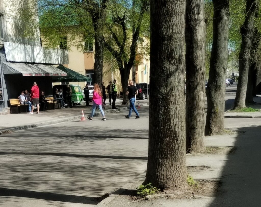 1 У Рівному посилено патрулюють та перекривають вулиці