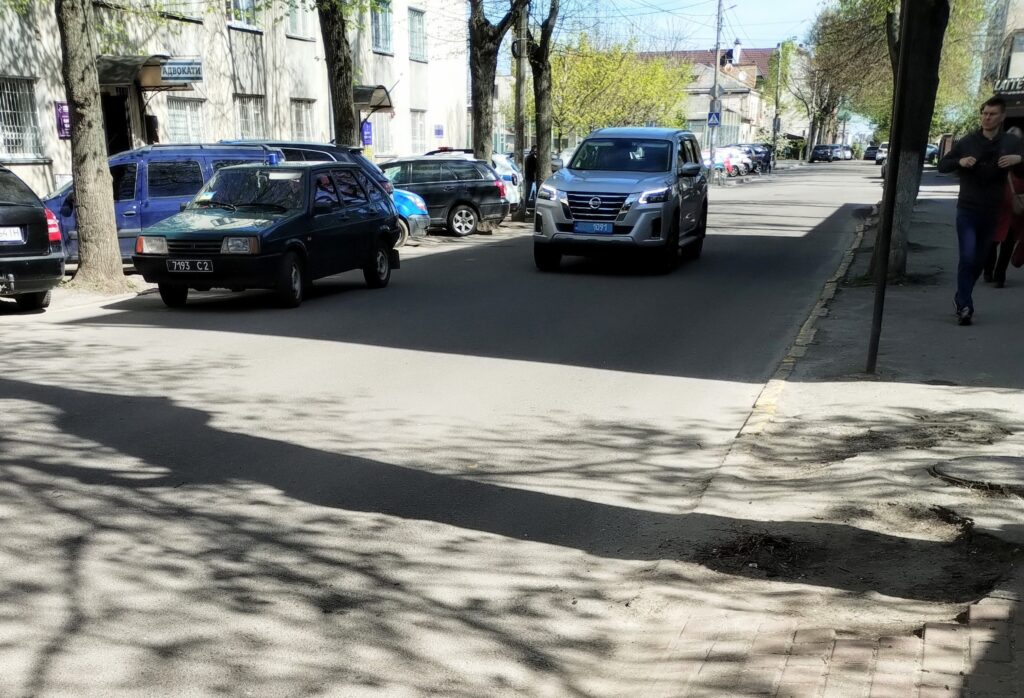 1 У Рівному посилено патрулюють та перекривають вулиці