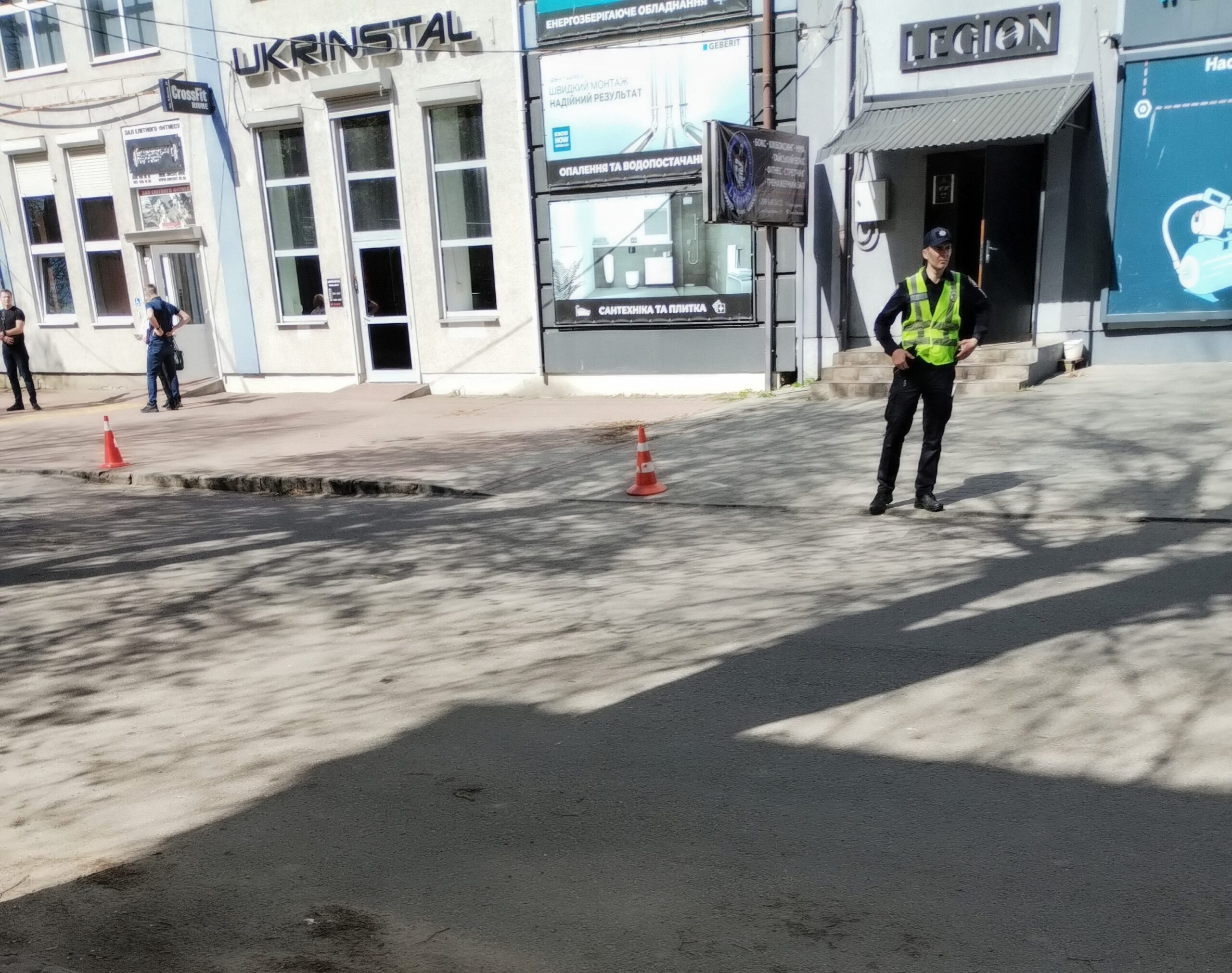 У Рівному посилено патрулюють та перекривають вулиці 0000