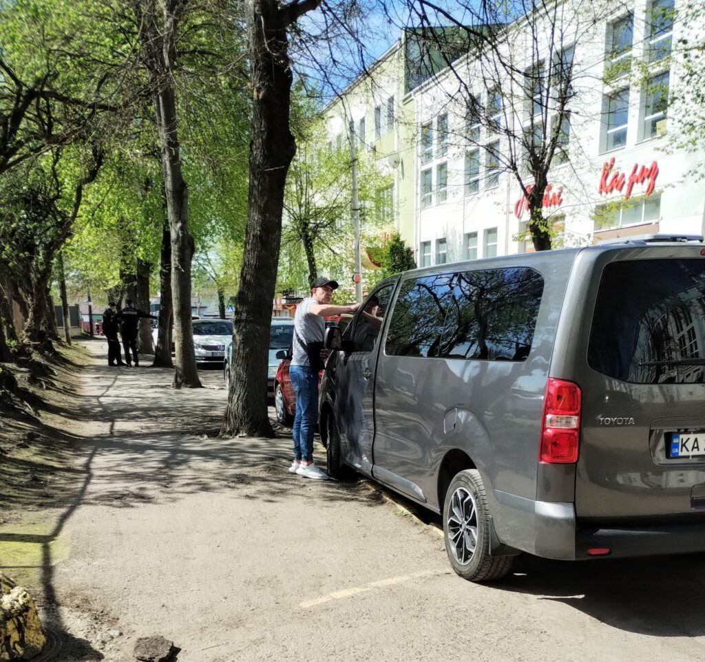 1 У Рівному посилено патрулюють та перекривають вулиці