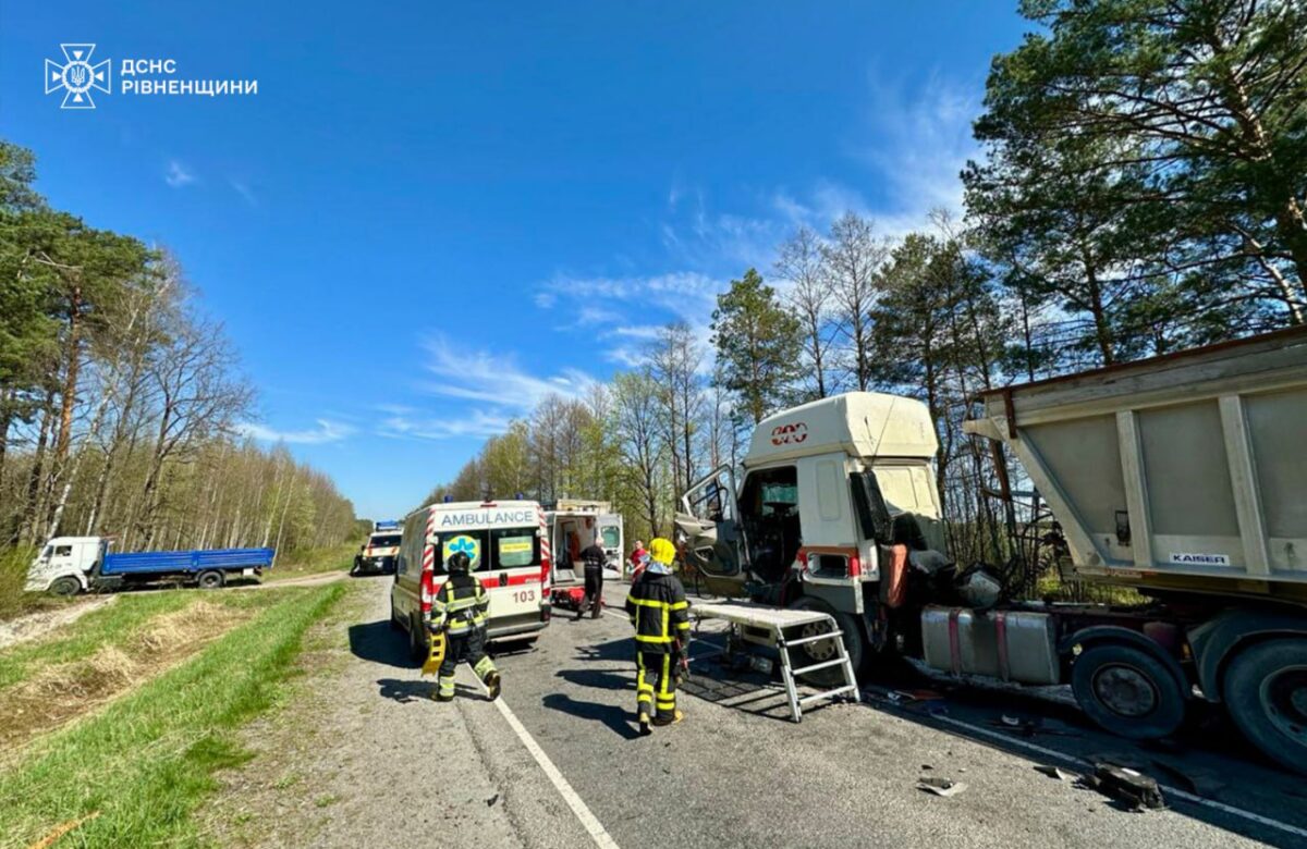 Водія, який постраждав у ДТП двох вантажівок на Рівненщині, деблокували рятувальники (ФОТО)