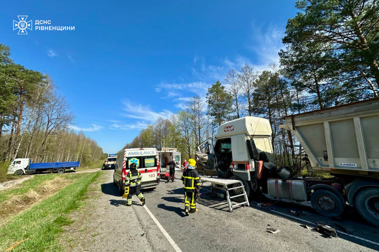 Водія, який постраждав у ДТП двох вантажівок на Рівненщині, деблокували рятувальники (ФОТО) 0000