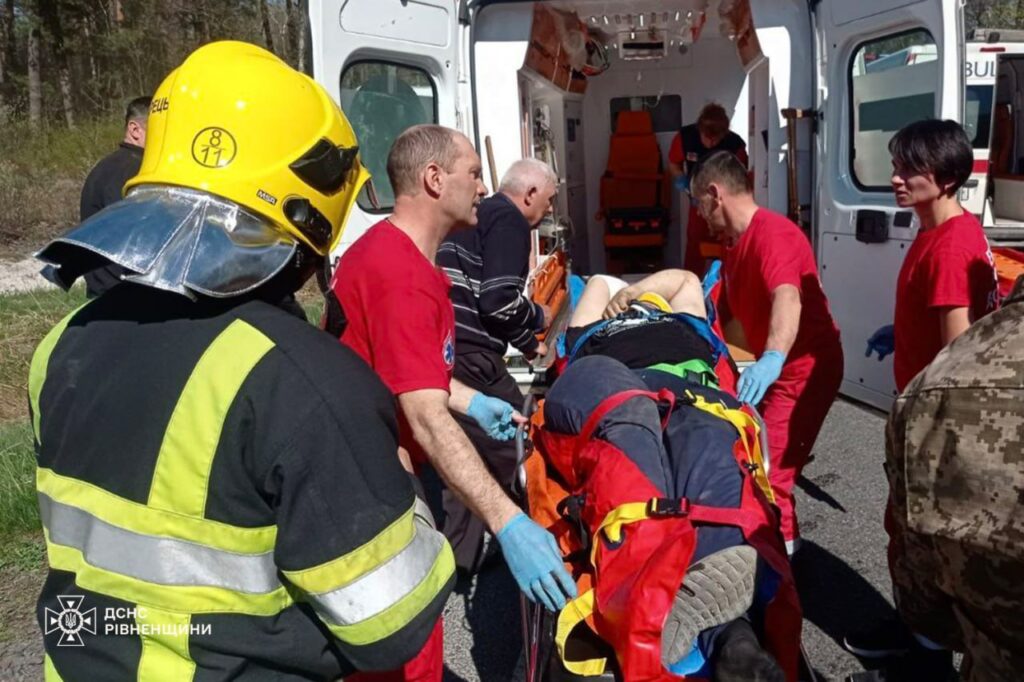 1 Водія, який постраждав у ДТП двох вантажівок на Рівненщині, деблокували рятувальники (ФОТО)