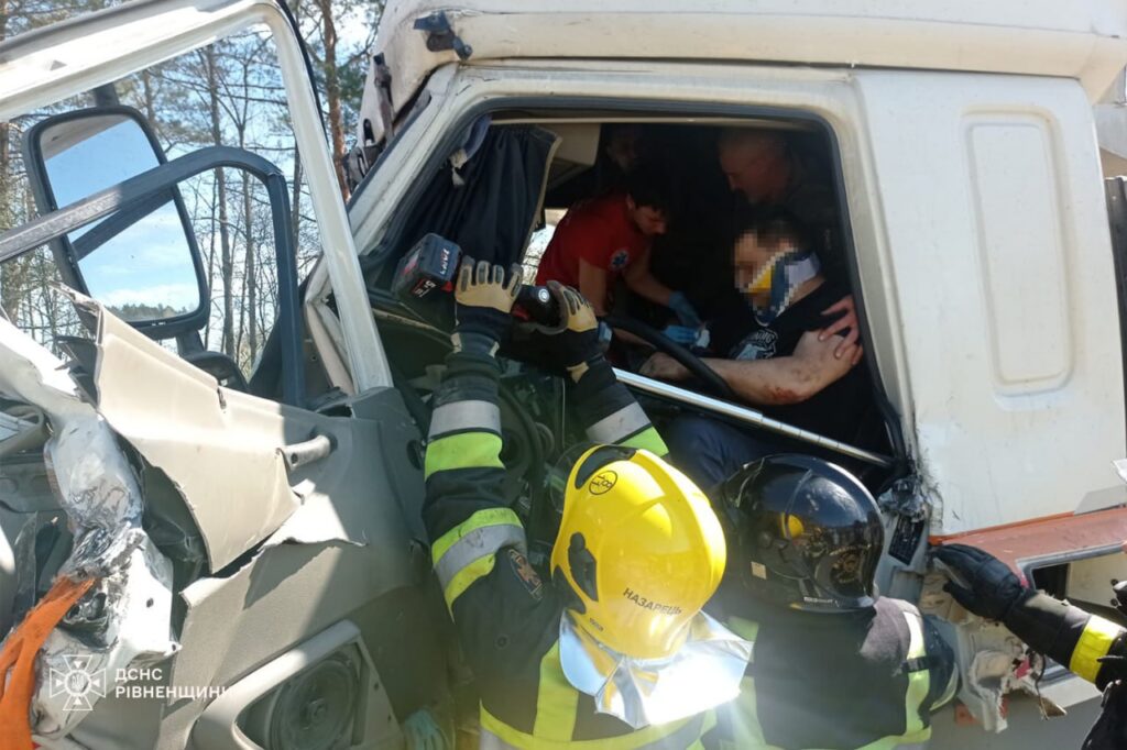 1 Водія, який постраждав у ДТП двох вантажівок на Рівненщині, деблокували рятувальники (ФОТО)