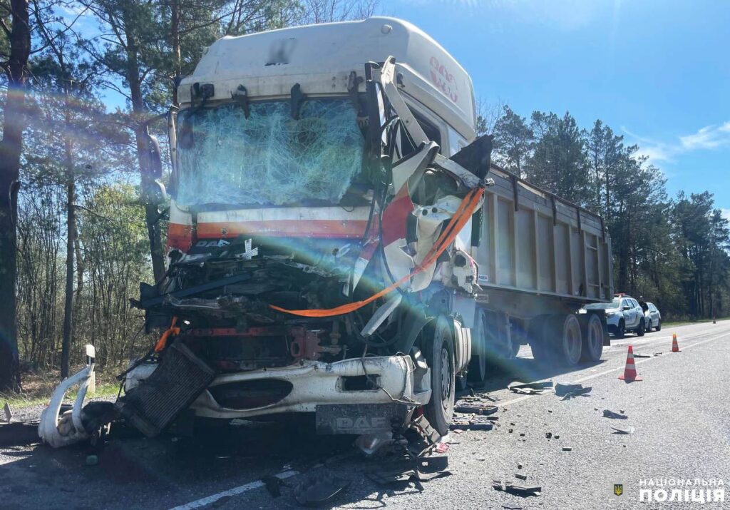 1 Водія, який постраждав у ДТП двох вантажівок на Рівненщині, деблокували рятувальники (ФОТО)