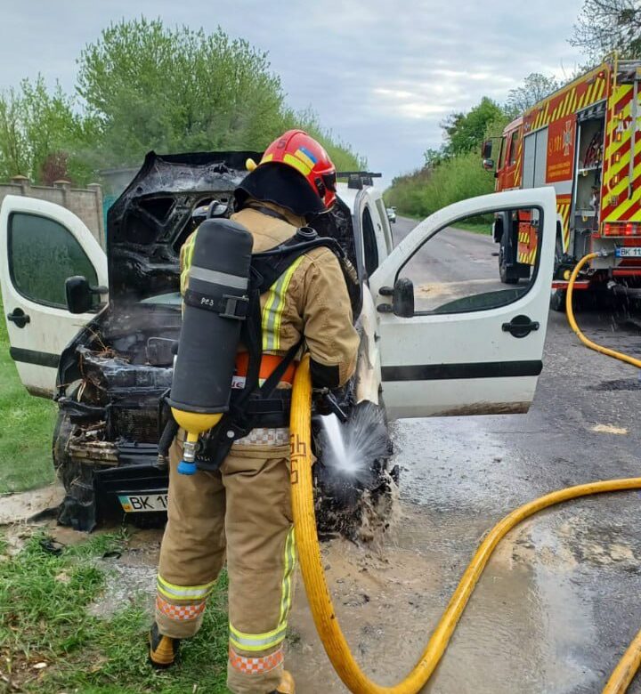 На Рівненщині горів автомобіль