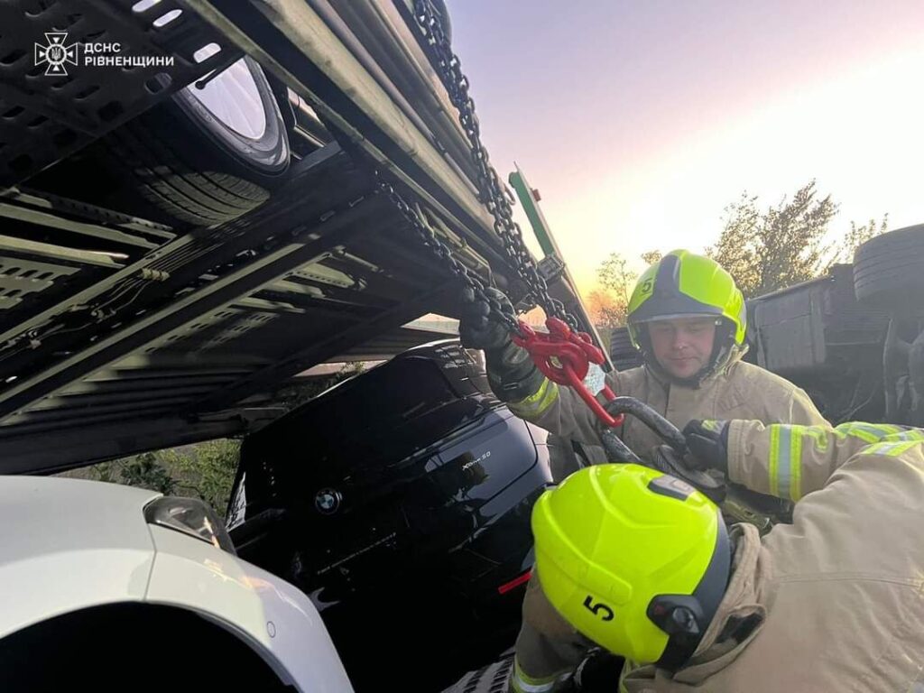 1 На Рівненщині перекинувся автовоз із новенькими легковиками (ФОТО)