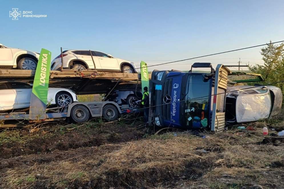 1 На Рівненщині перекинувся автовоз із новенькими легковиками (ФОТО)