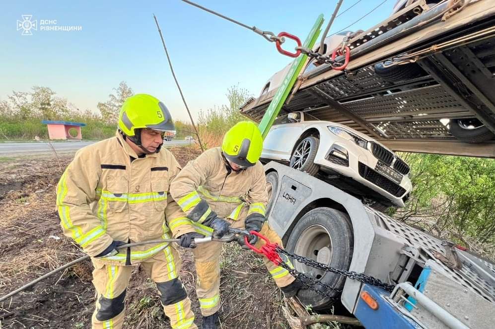 1 На Рівненщині перекинувся автовоз із новенькими легковиками (ФОТО)