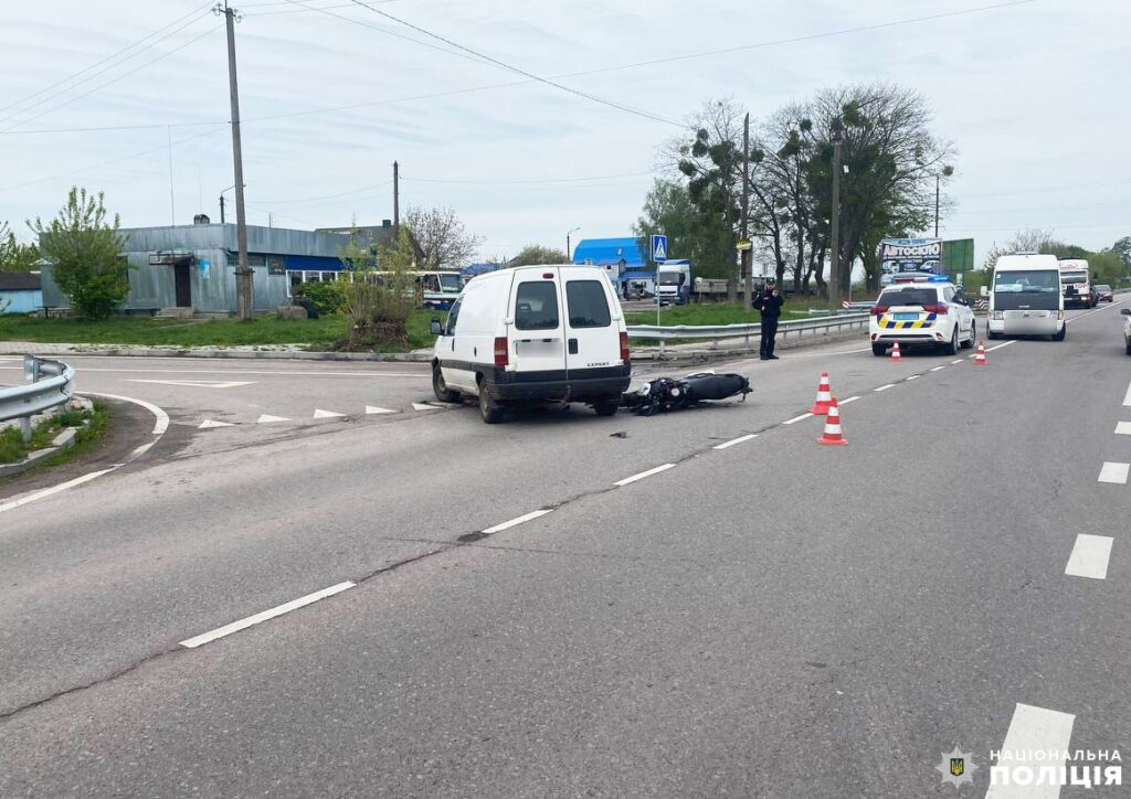 1 На Рівненщині водій фургона збив підлітка на мотоциклі (ФОТО)