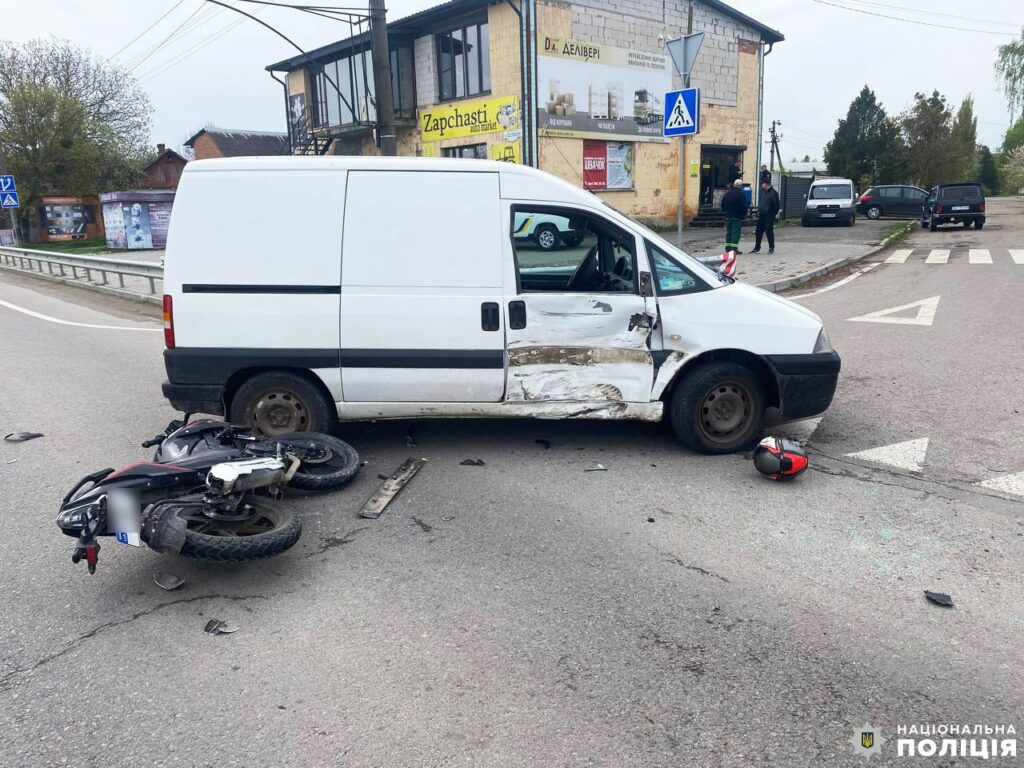 1 На Рівненщині водій фургона збив підлітка на мотоциклі (ФОТО)