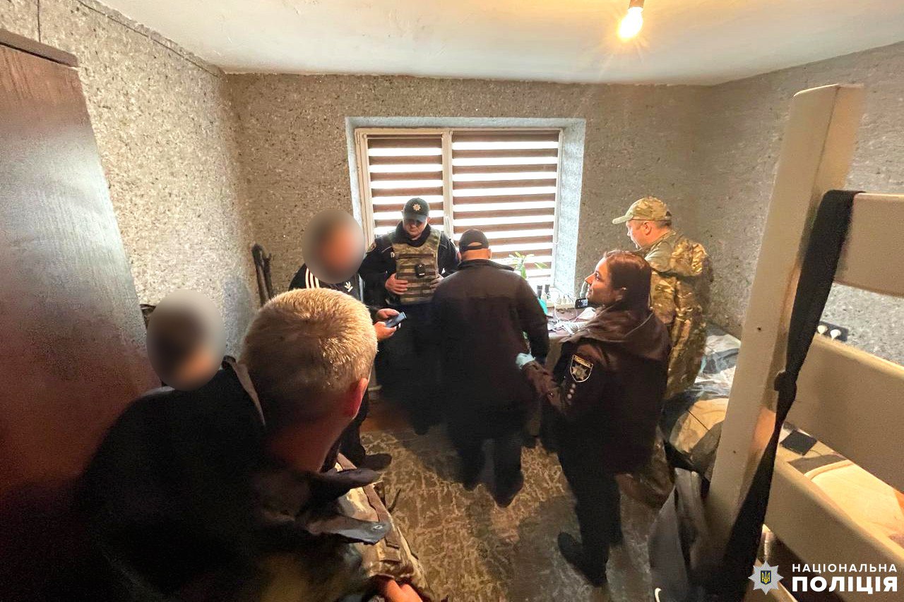 Поблизу Рівного в аб’юзера вилучили вдома боєприпаси 0000