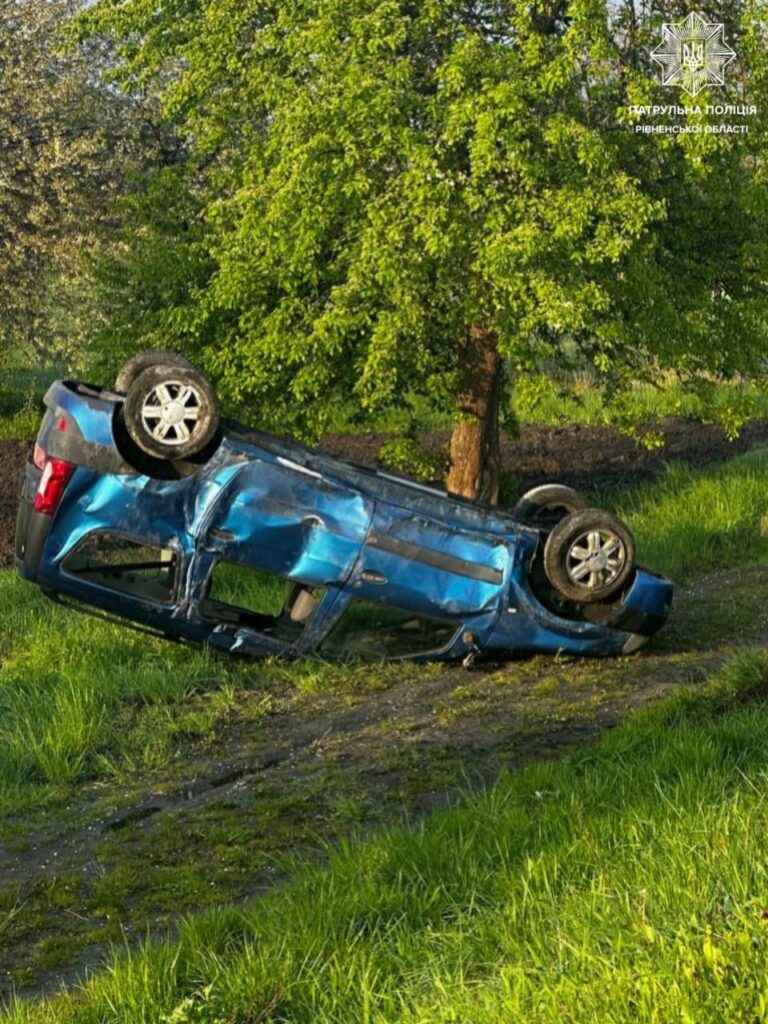 1 На Рівненщині авто злетіло в кювет і перекинулося, бо лопнуло колесо (ФОТО)