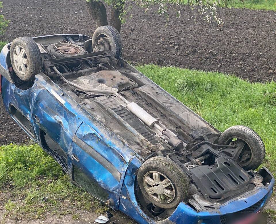 На Рівненщині авто злетіло в кювет і перекинулося, бо лопнуло колесо (ФОТО)