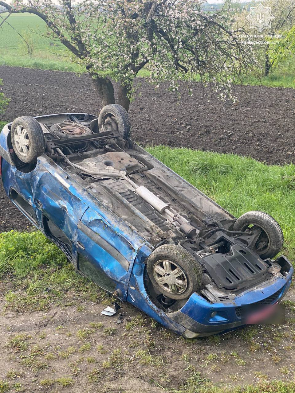 На Рівненщині авто злетіло в кювет і перекинулося, бо лопнуло колесо (ФОТО) 0000