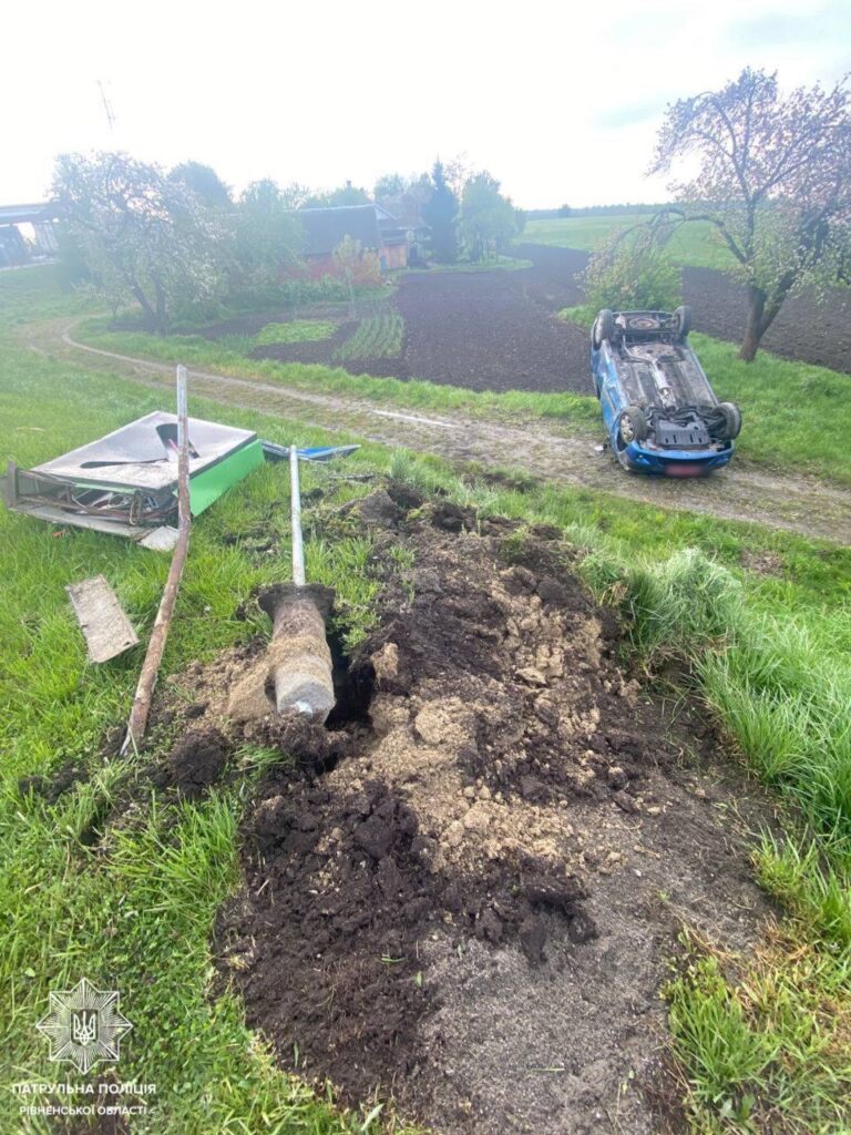 1 На Рівненщині авто злетіло в кювет і перекинулося, бо лопнуло колесо (ФОТО)