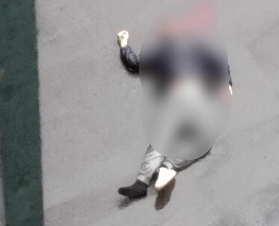 У Рівному з багатоповерхівки випав чоловік