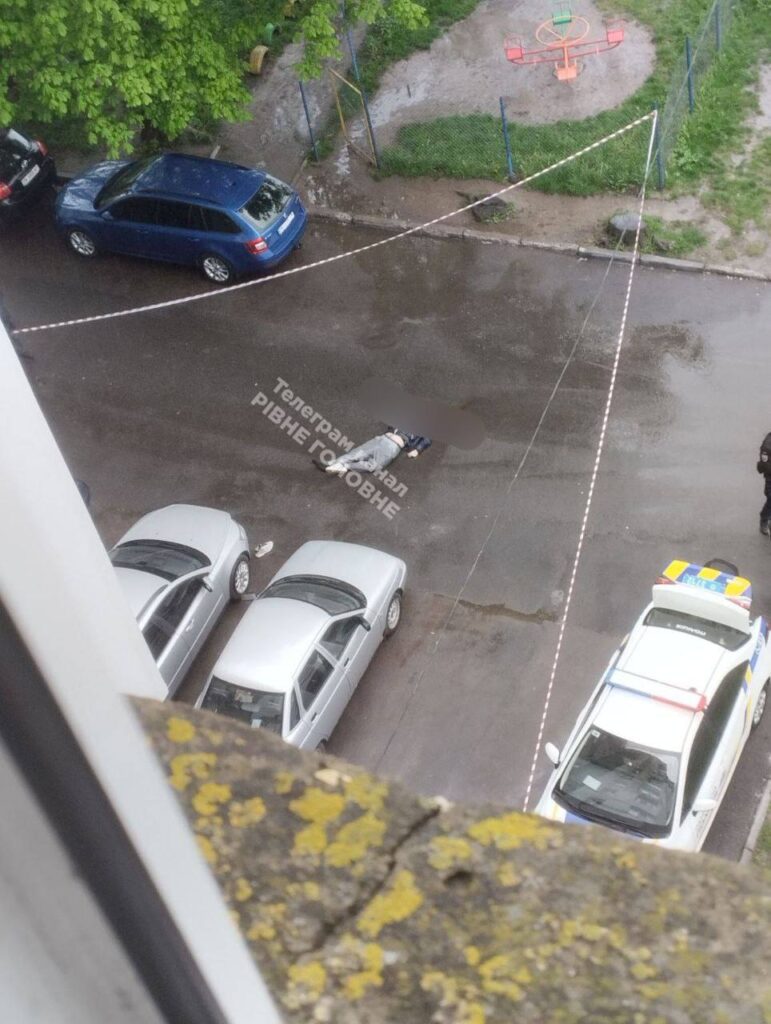 1 У Рівному з багатоповерхівки випав чоловік