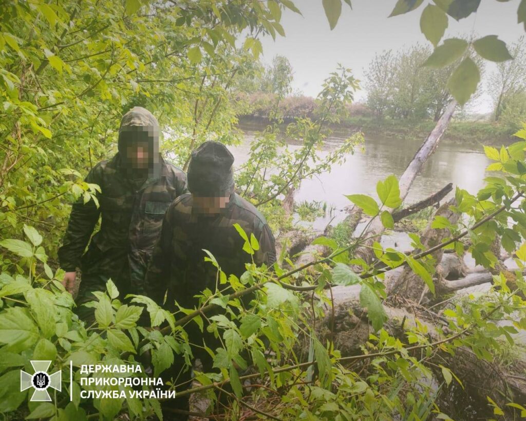 1 Зламали систему: прикордонники відділу “Рівне” затримали порушників, які пливли додому в Україну