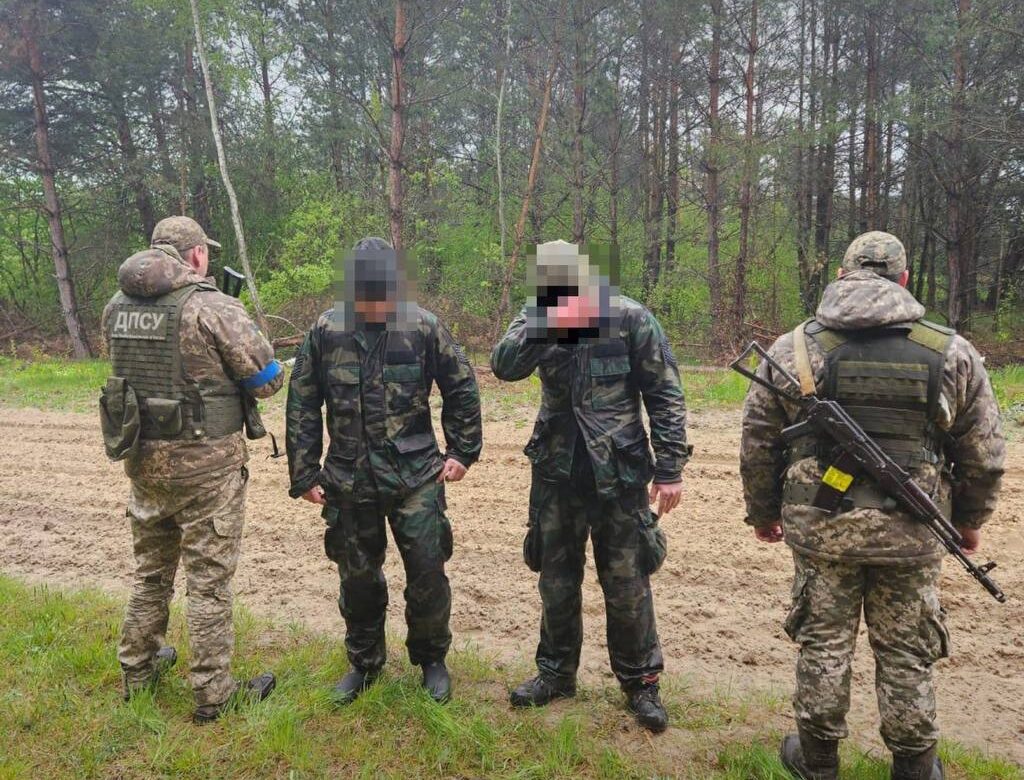 Зламали систему: прикордонники відділу “Рівне” затримали порушників, які пливли додому в Україну