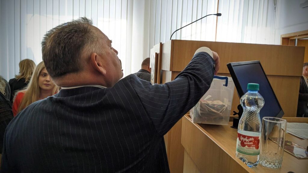 1 Депутатів Рівненської облради спонукають носити на сесії готівку