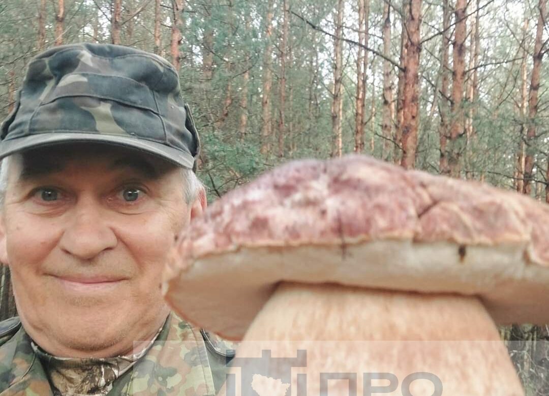 Екс-прокурор із Рівненщини похизувався в соцмережах півкілограмовим боровиком (ФОТО)