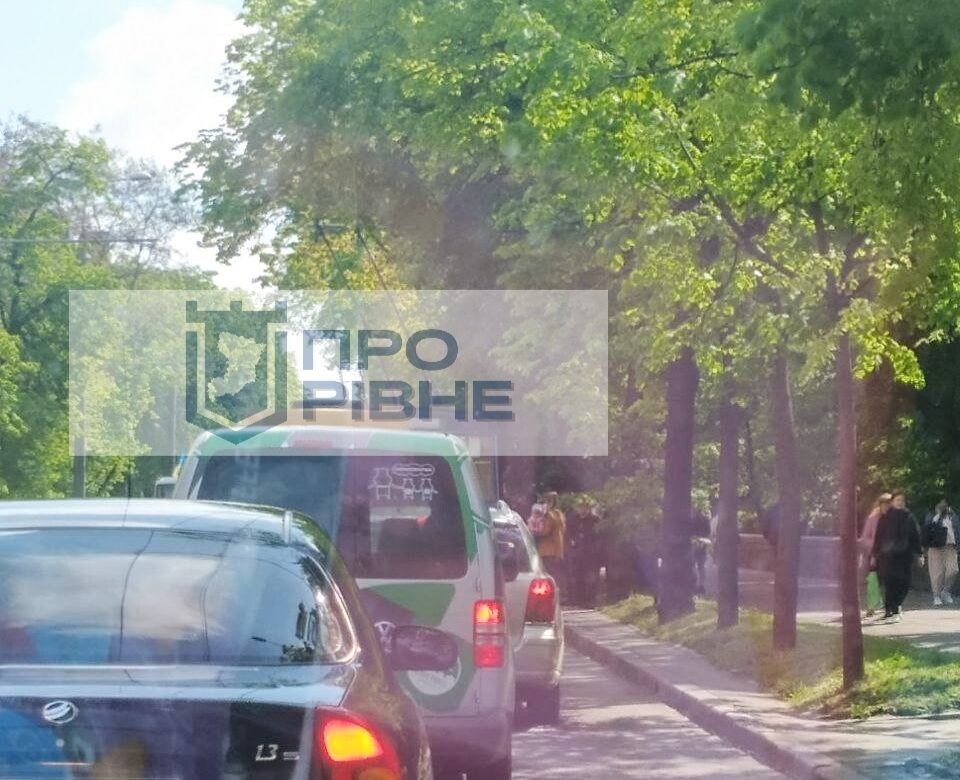 У центрі Рівного через ДТП зупинився рух тролейбусів