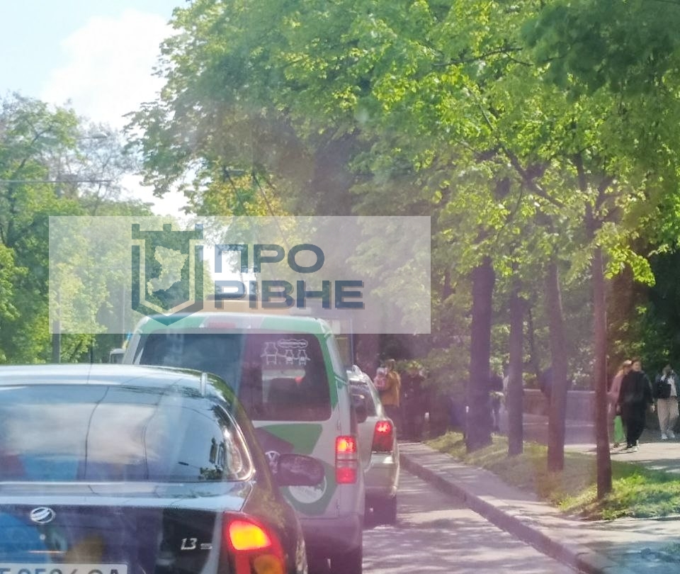 У центрі Рівного через ДТП зупинився рух тролейбусів 0000