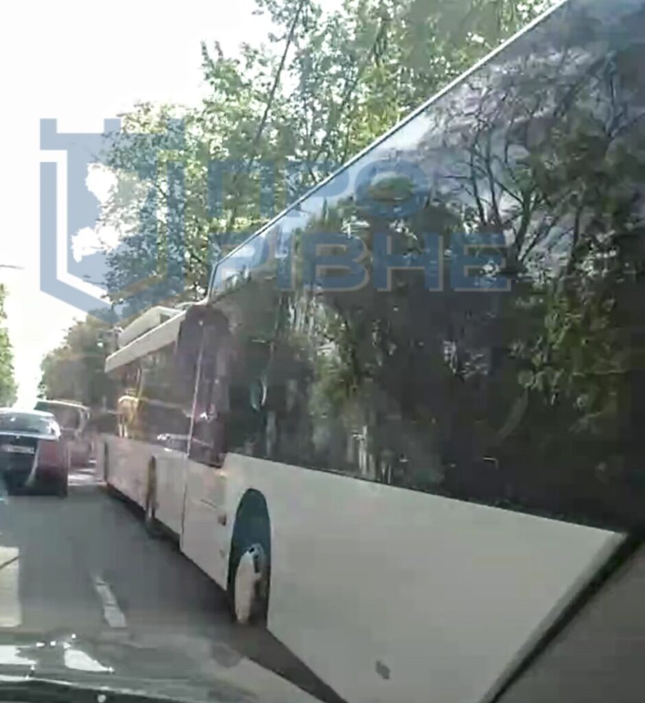 1 У центрі Рівного через ДТП зупинився рух тролейбусів