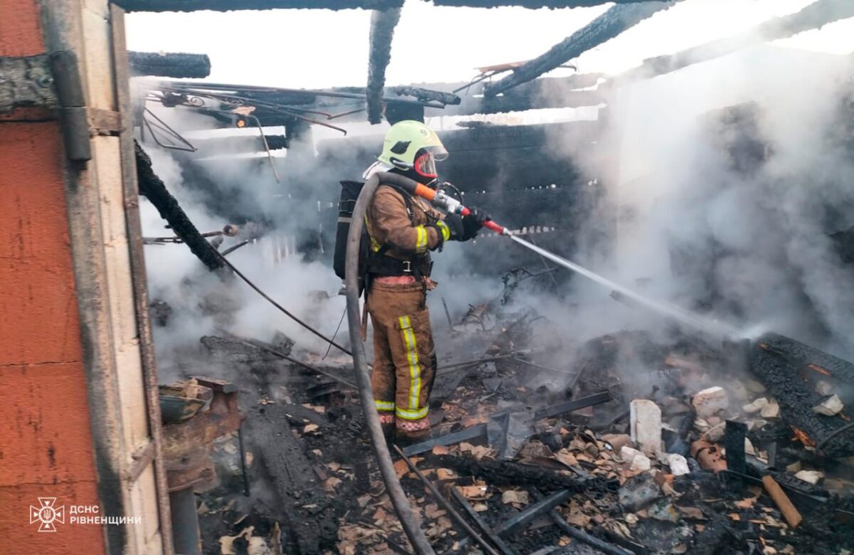 У селі на Рівненщині згорів мікроавтобус та господарська будівля