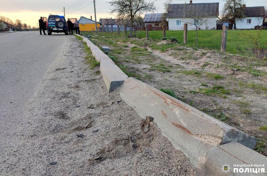 1 На Рівненщині мотоцикліст з'їхав у кювет: травмувалася неповнолітня