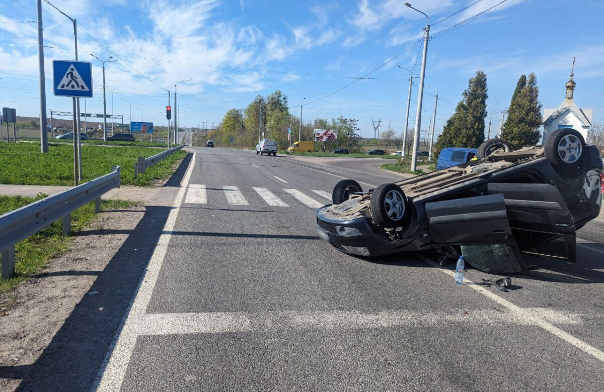 У Рівненському районі внаслідок ДТП автомобіль перекинувся на дах