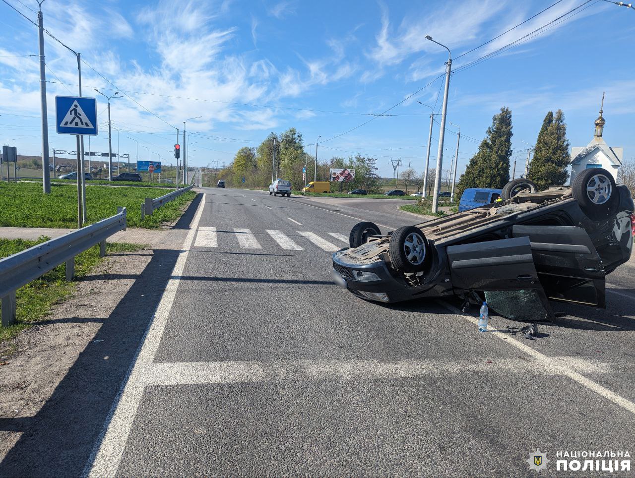 У Рівненському районі внаслідок ДТП автомобіль перекинувся на дах 0000