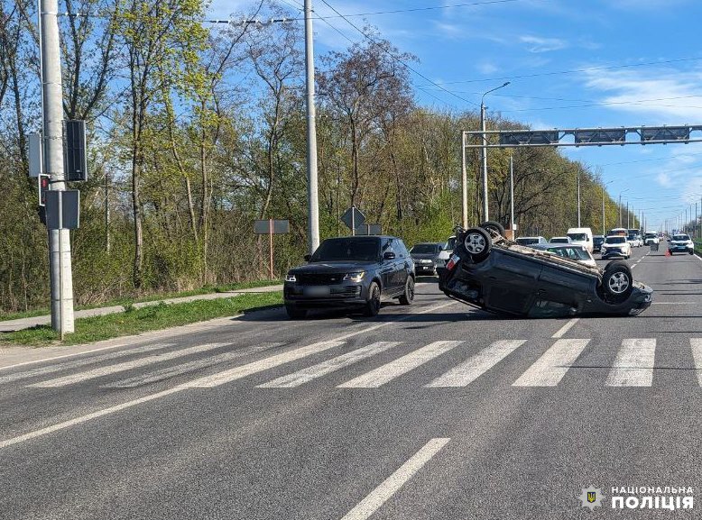 1 У Рівненському районі внаслідок ДТП автомобіль перекинувся на дах