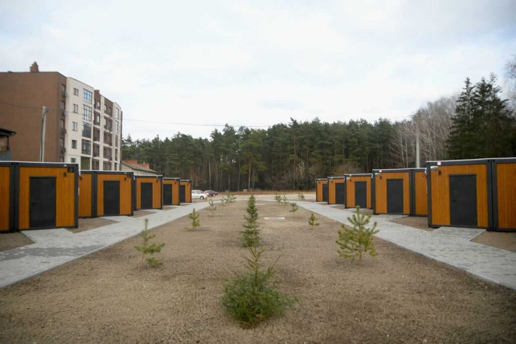 1 На Рівненщині витратили мільйони на подаровані містечка незламності, а житло не будують