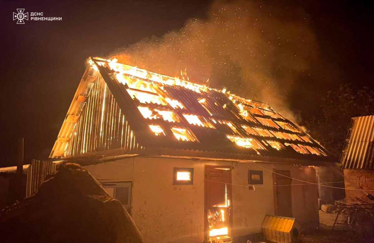 У Рівненському районі горіла господарська будівля