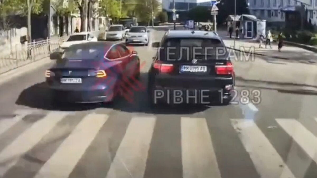 У Рівному водій Tesla їхав по зустрічній і отримав протокол (ВІДЕО)